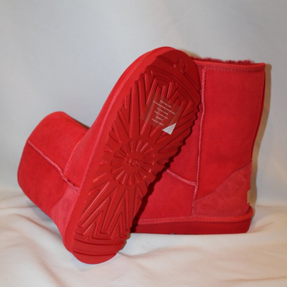 NIB UGG WOMEN'S CLASSIC SHORT WATER RESISTANT SUEDE SHEARLING‎ WINTER BOOTS RED - Picture 6 of 7